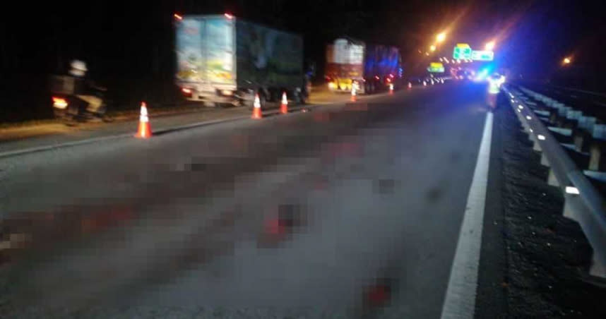 馬來西亞一名男子車禍倒地，遭後方車輛輾壓拖行。（圖／翻攝自光華網）
