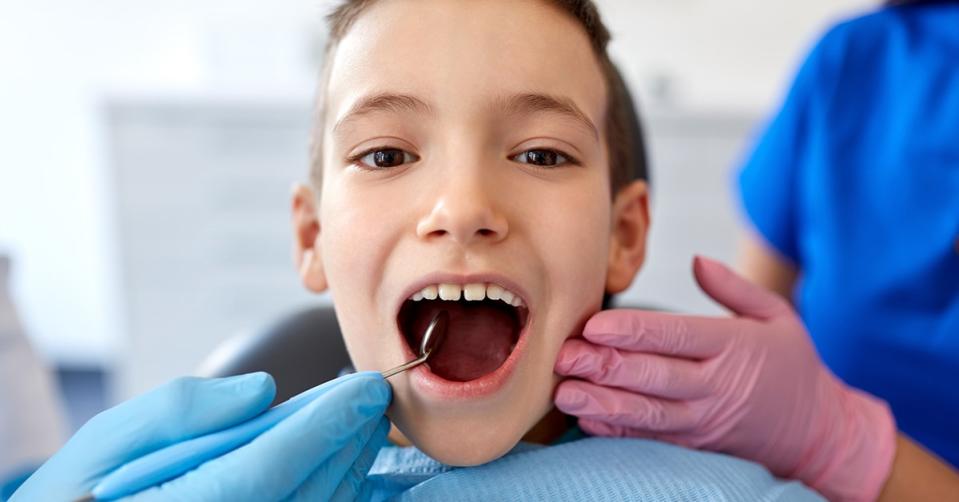 ▲宋慧玲提醒，家長應養成至少每半年定期帶孩子看牙的習慣，不僅是檢查口腔健康而已，更能及時評估齒列發展。（圖／ingimage）