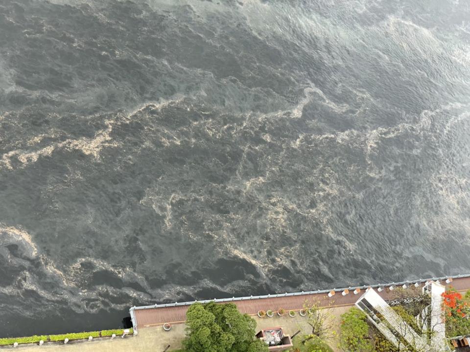 高雄市十一日清晨六點起一埸雷陣雨，造成整條愛河河面變成汙黑色，還散發著陣陣臭味。（記者吳文欽攝）