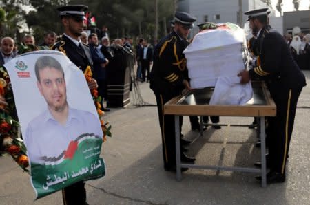 Members of Palestinian Hamas security forces carry a coffin containing the body of Palestinian engineering lecturer Fadi al-Batsh, who was shot dead in Malaysia, in the southern Gaza Strip April 26, 2018. REUTERS/Ibraheem Abu Mustafa