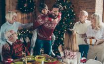 Opa weiß wieder alles besser, Mutter hat nur Augen für die Enkelkinder und die Schwiegermutter schenkt Ihnen zum x-ten Mal unausstehliche Socken - wenn sich an Weihnachten die ganze Familie versammelt, kann das zwar sehr schön sein - besonders nach dem Corona-Jahr 2020 - , trotzdem kann es immer wieder zu stressigen Situationen und Streit kommen. Schonen Sie Ihre Nerven und vermeiden Sie, dass der Haussegen gleich wieder schief hängt - mit diesen Tipps vermeiden Sie Stress an den Feiertagen ... (Bild: iStock / Deagreez)