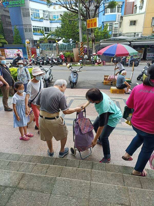 協助行動不便或年長的民眾裝袋或搬運。   圖：新莊區公所提供