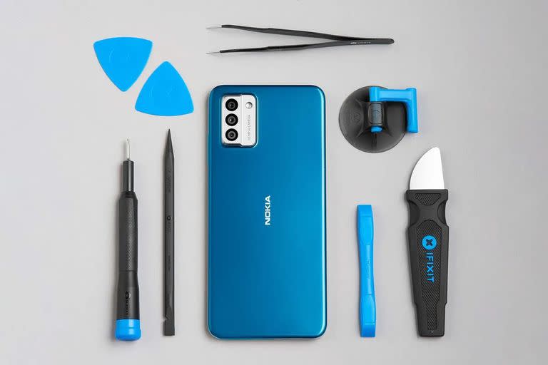 El Nokia G22 tiene un kit oficial de reparación en iFixit; Samsung y Motorola también ofrecen paquetes de reparación similares