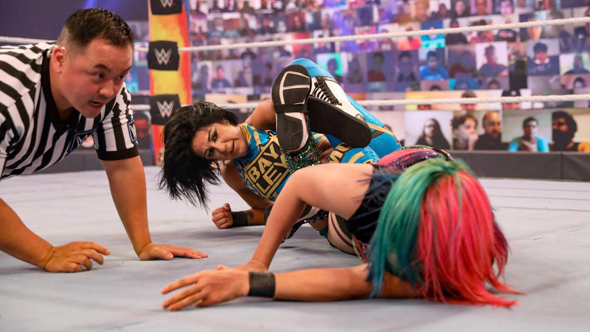 Imagen de la ThunderDome durante un combate de WWE entre Asuka y Bayley. Al fondo se aprecian las pantallas donde los "aficionados virtuales" proyectan imágenes desde sus casas. Foto: WWE Español.