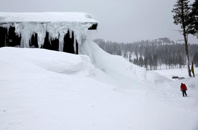 Yosemite visitors are told to leave as storm expected to drop up to 10 feet  of snow 