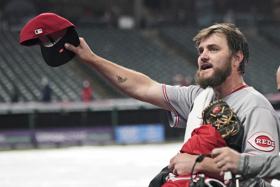 Wade Miley, abridor de los Rojos de Cincinnati, festeja luego de lanzar un juego sin hit ante los Indios de Cleveland, el viernes 7 de mayo de 2021 (AP Foto/Tony Dejak)