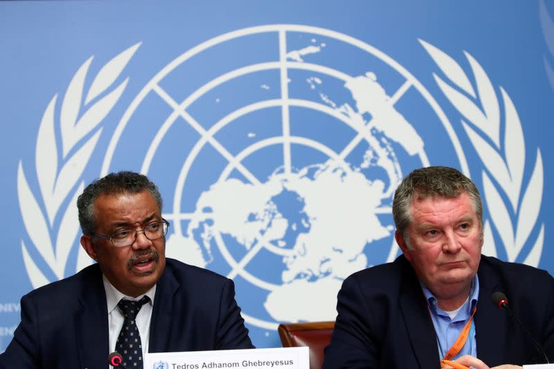 El director general de la Organización Mundial de la Salud (OMS), Tedros Adhanom Ghebreyesus, habla junto a Michael J. Ryan, director ejecutivo del Programa de Emergencias Sanitarias de la OMS, en Ginebra, Suiza.