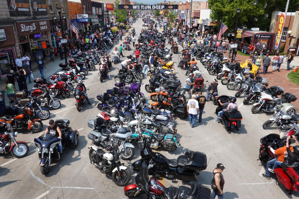 Una calle de Sturgis, Dakota del Sur, el pasado 8 de agosto de 2021 durante la masiva reunión de motociclistas que se celebra allí cada verano. (Photo by Scott Olson/Getty Images)