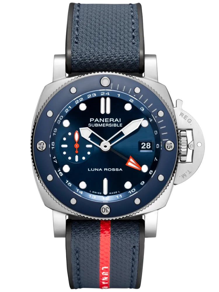 沛納海Submersible GMT Luna Rossa Titanio腕錶（PAM01507），42mm，磨砂鈦金屬錶殼，藍色太陽射線紋錶面，雙材質橡膠及藍色織布錶帶，P.900/GMT24H自動上鏈機械機芯，動力儲存3日，防水深度500米，37萬8000元。品牌提供