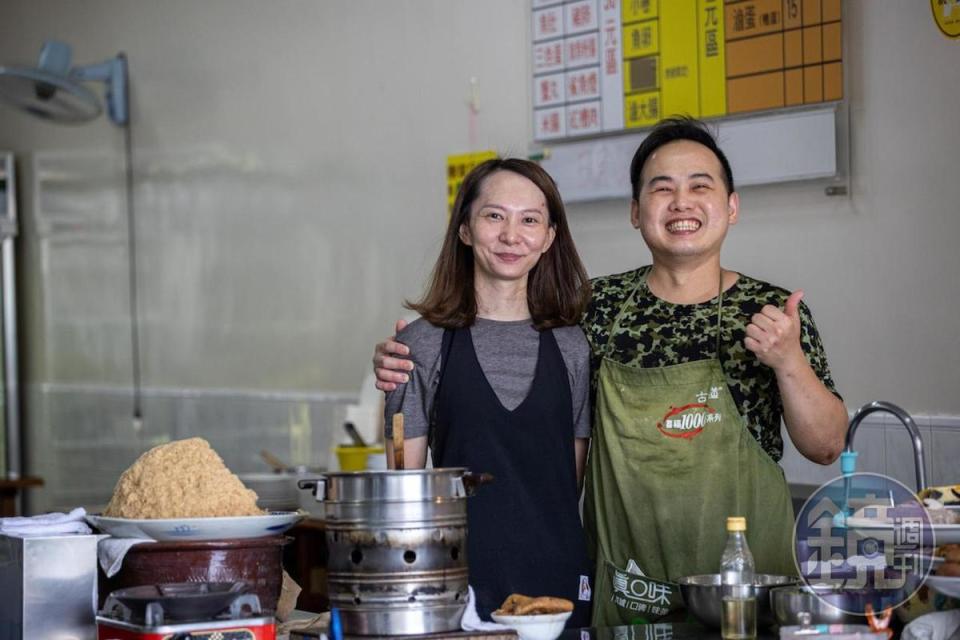 第四代老闆何仁智（右）和太太蕭緁褕（左）目前半接班，內外場全都要打點。