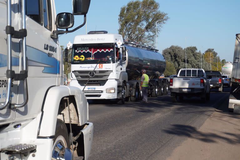 Hace una semana camioneros cortaron la Ruta 36 en el km. 605, en Río Cuarto, por la escasez.