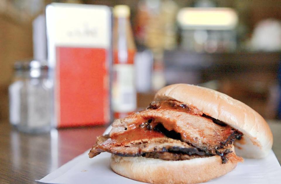 An old-fashioned sliced brisket sandwich at Bailey’s Bar-B-Que Sept. 14, 2006.
