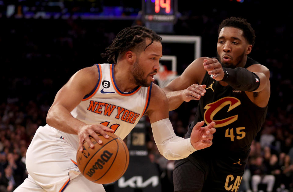 Jalen Brunson（運球者）與Donovan Mitchell。（Photo by Elsa/Getty Images）