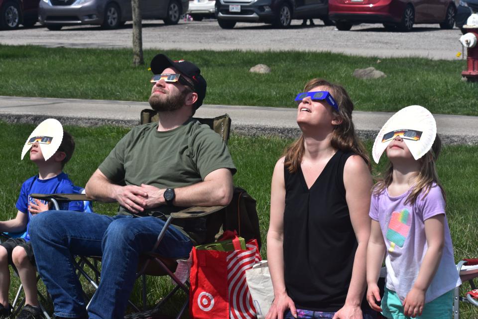 The Isner family looked super cute in their eclipse glasses.