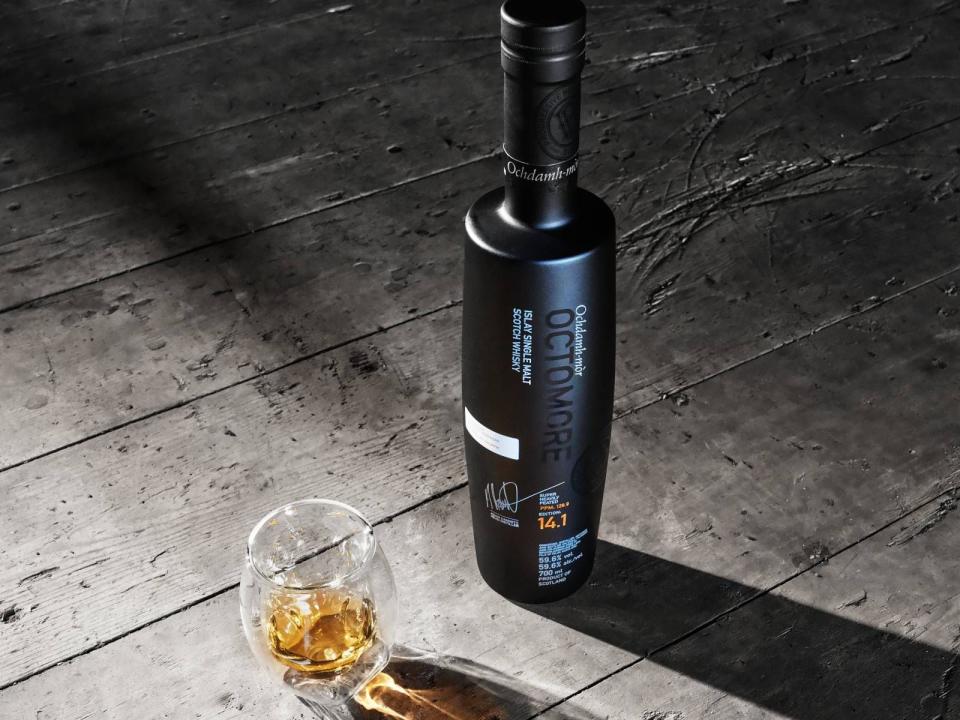 布萊迪酒廠發表全新超重泥煤OCTOMORE 14系列，這款Edition 14.1，以嚴選初次填充美國橡木桶於艾雷島歷時五年熟成，初聞煙燻香草與焦糖，入口後清新柑橘、太妃糖與炭烤咖啡豆，接著有煙燻泥煤、香草、青蘋果、椰子與杏仁片風味，展現酒體平衡感。泥煤酚值128.9ppm。建議售價約NT$4,260。