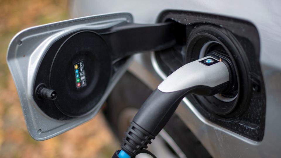 Ein Elektroauto von BMW wird an einer Ladesäule geladen.