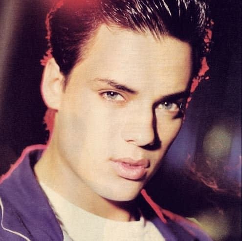 Le chanteur Nick Kamen sur la pochette de son single 