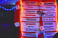 <p>Kiezleben meets Weihnachtstradition: Auf Hamburgs „geilstem Weihnachtsmarkt“ (sagt der Veranstalter!) an der Reeperbahn wird sich mit Livemusik, einem Stripzelt und Getränken wie der „Bordsteinschwalbe“ oder dem „Nussknacker“ auf Weihnachten eingestimmt. Daneben gibt’s an Ständen auf dem Spielbudenplatz alles zu kaufen, was zu einer echten Kiezweihnacht gehört. Sinnlicher geht nicht! 19.11.-23.12.2018, 16-23 Uhr, Eintritt frei. (Bild: Santa Pauli) </p>