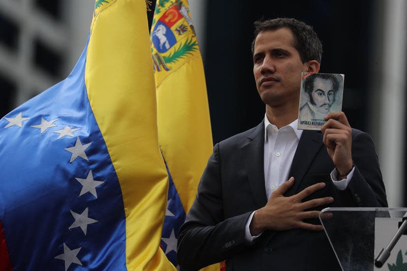 El presidente del Parlamento venezolano, Juan Guaidó, anuncia que asume las competencias del Ejecutivo, este miércoles en Caracas (Venezuela). EFE