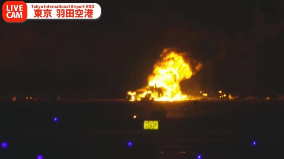 東京羽田機場發生火警，一架日本航空班機起火。（圖／翻攝自@kimako_official推特）