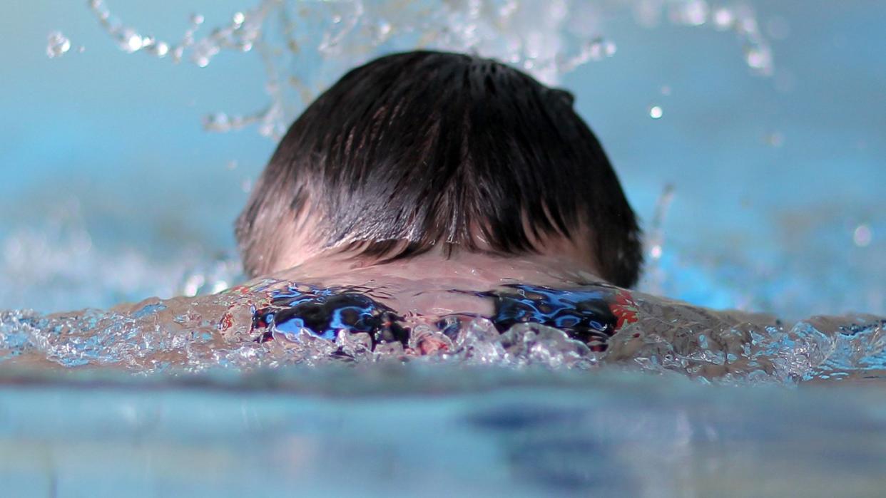 Auch mit Gelenkproblemen kann man Sport treiben. Schwimmen zum Beispiel eignet sich dann sehr gut. Foto: Fredrik von Erichsen/dpa/dpa-tmn