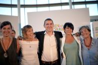 Sortu leader Arnaldo Otegi (C), candidate for Gipuzkoa province for coalition party EH Bildu in upcoming Basque regional parliament elections, is flanked by candidates Jasone Agirre, Miren Larrion, Maddalen Iriarte and author Laura Mintegi (L-R) during an electoral meeting in San Sebastian, Spain August 27, 2016. REUTERS/Vincent West