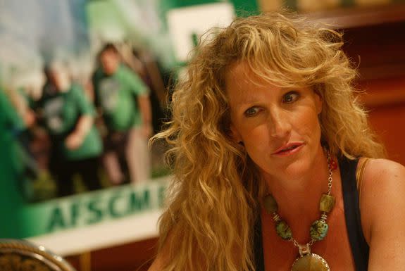 Erin Brockovich, who helped residents of Hinckley, California,, sue PG&E for water contamination, speaks at  June 2002 news conference in Las Vegas.