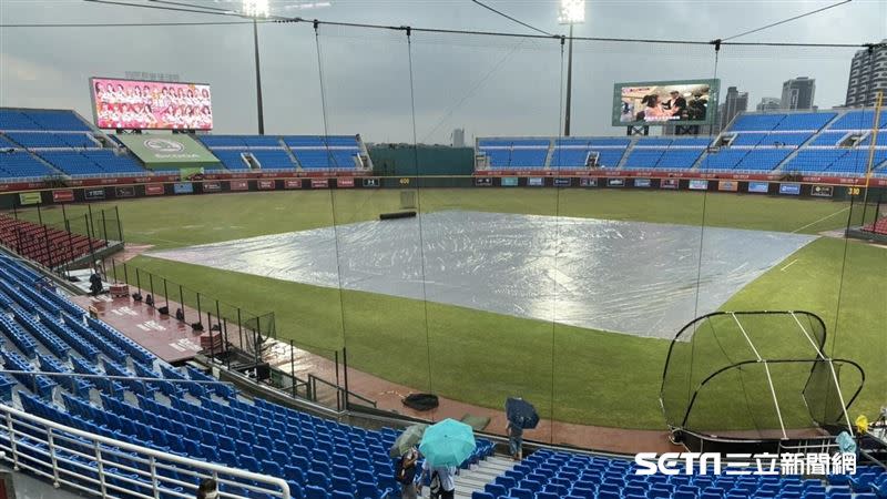 桃園球場因雨延賽。（圖／記者王怡翔攝影）