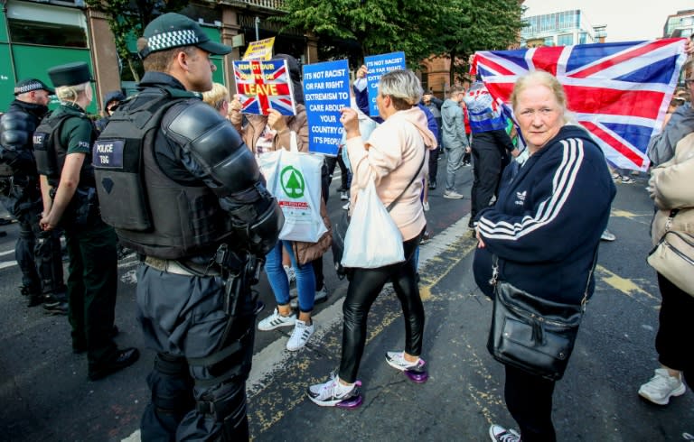 Manifestantes en contra de la inmigración participan en una protesta contra una manifestación proinmigración en Belfast, Irlanda del Norte, el 9 de agosto de 2024 (Paul Faith)