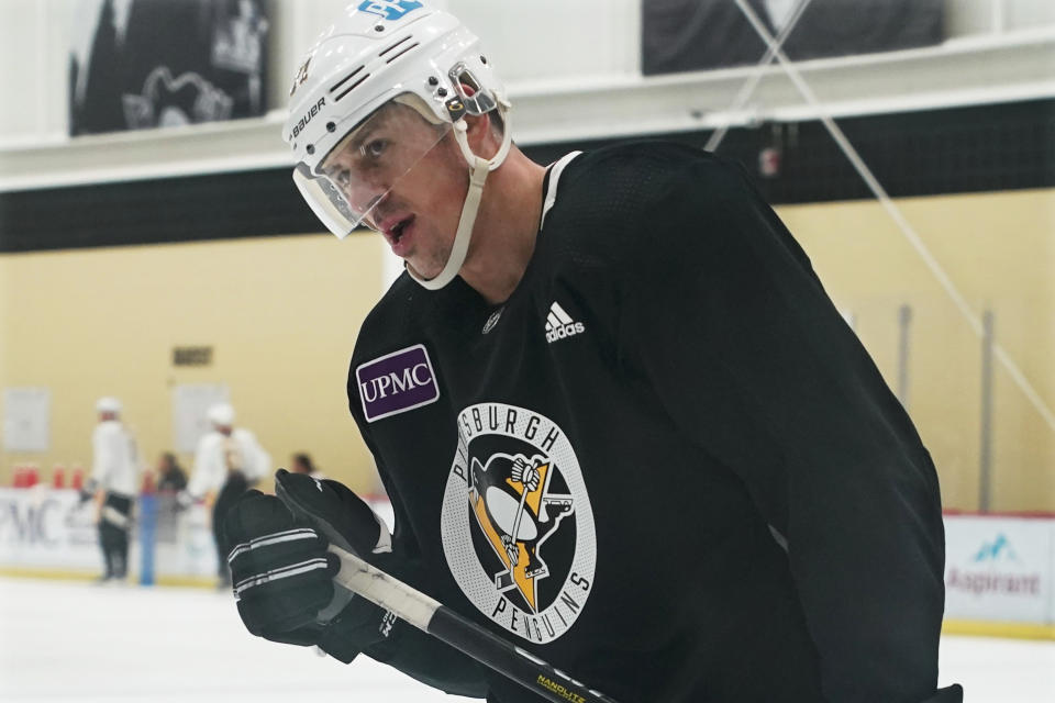 Pittsburgh Penguins' Evgeni Malkin, of Russia, does drills during an NHL hockey practice, Thursday, Sept. 22, 2022, in Cranberry Township, Butler County, Pa. (AP Photo/Keith Srakocic)
