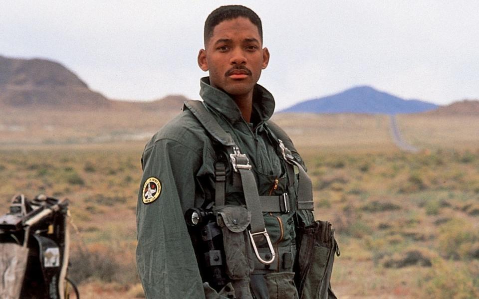 Er kämpft an vorderster Front gegen die Aliens: Steve Hiller (Will Smith) ist ein kaltschnäuziger Pilot, der zunächst von den Jagdschiffen der Außerirdischen abgeschossen wird, aber einen ihrer Piloten gefangen nehmen kann. Er ist es auch, der die Atombombe platziert, die das Alien-Mutterschiff zerstört. (Bild: 20th Century Fox)