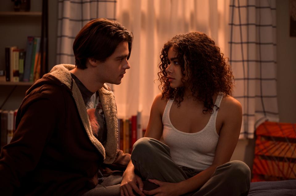 (L to R) Felix Mallard as Marcus Baker, Antonia Gentry as Ginny in episode 201 of Ginny & Georgia. (Amanda Matlovich/Netflix)