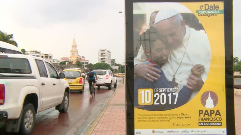 Un cartel de bienvenida al Papa en una calle de Cartagena. (AFP)