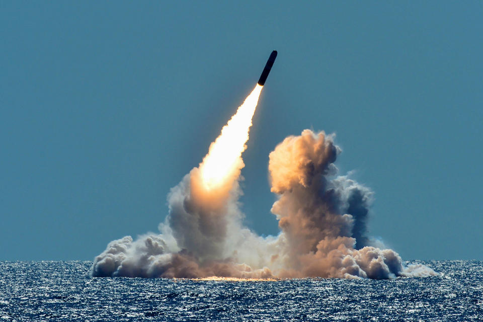 Un misil Trident II D5 es lanzado en un ejercicio desde el submarino estadounidense USS Nebraska. Ese misil puede portar ojivas nucleares estratégicas W76, de enorme poder destructivo, o las menos poderosas W76-2, una variante táctica de esa arma atómica. (Reuters)
