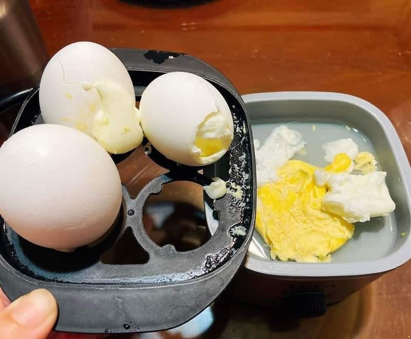 女網友使用蒸蛋機，打開竟變荷包蛋。（圖／翻攝自爆廢公社二館）