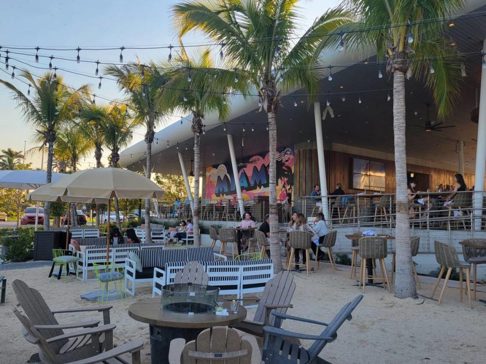 El nuevo restaurante Bayshore Club ofrecerá Craft-y Happy Hour and Bites.