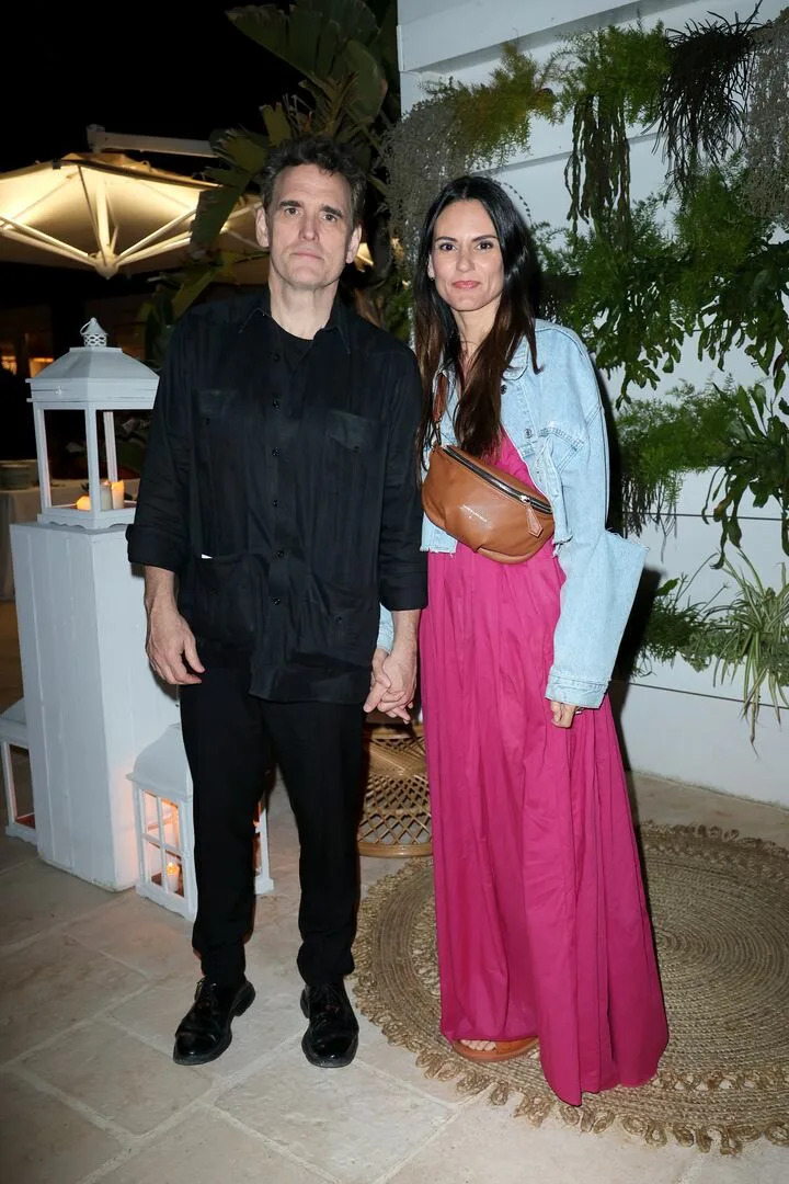 Matt Dillon junto a Roberta Mastromichele, quien es su pareja desde  2014. “Algunas puertas se cierran porque envejeces, pero otras se abren. Hay algo que he descubierto haciéndome mayor, y es que aprendemos a gestionar y a leer situaciones complejas. ¡Has vivido!”, expresó hace poco al diario El País