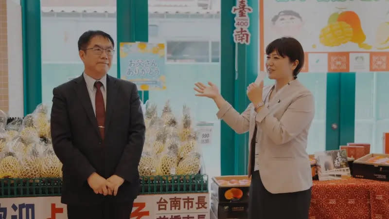 ▲小川市長和黃偉哲聯袂到TSURUYA超市的台南展會場，大力幫忙宣傳台南。（圖／台南市政府提供）
