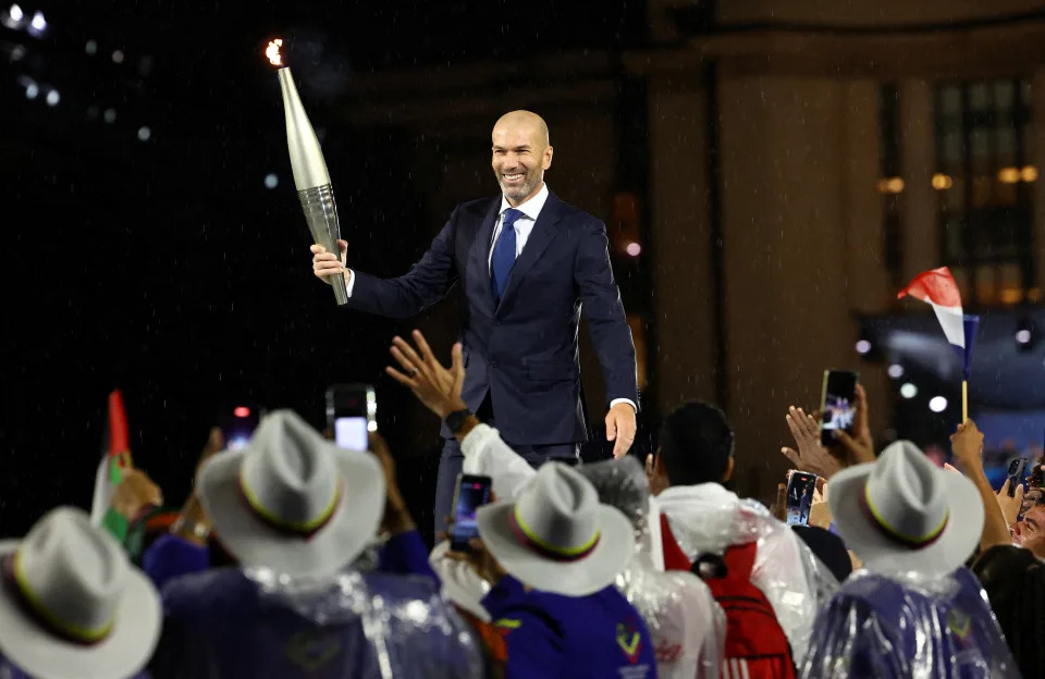 2024巴黎奧運開幕聖火傳遞，前法國足球員席丹 Zinedine Zidane（照片來源：REUTERS/Stephanie Lecocq     TPX IMAGES OF THE DAY）