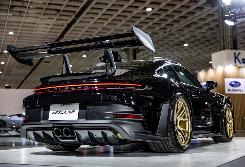 保時捷展區由極致性能的代表作 911 GT3 RS 領銜，黑色塗裝搭配Weissach 套件的外露式碳纖維部件車身，以性能為信仰的空氣力學設計象徵保時捷為賽道而生、永不妥協的極致駕馭快感。