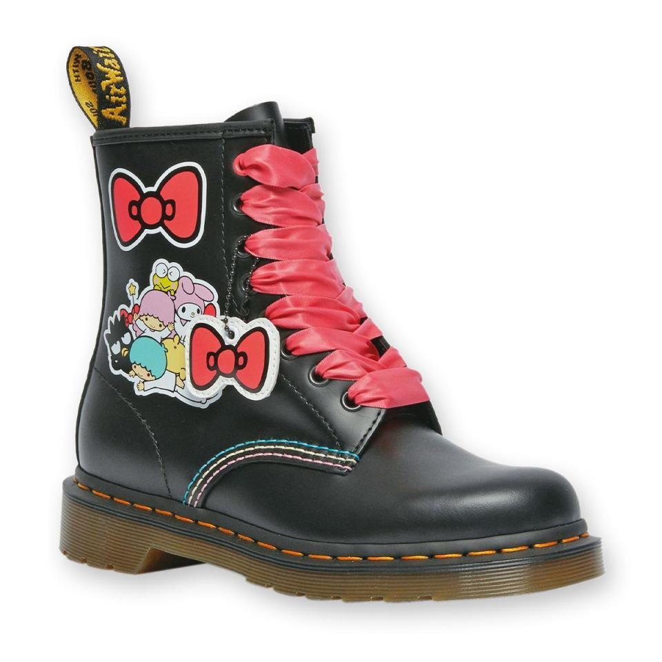 經典1460 HELLO KITTY AND FRIENDS聯名靴，NT$7,280。（Dr. Martens提供）