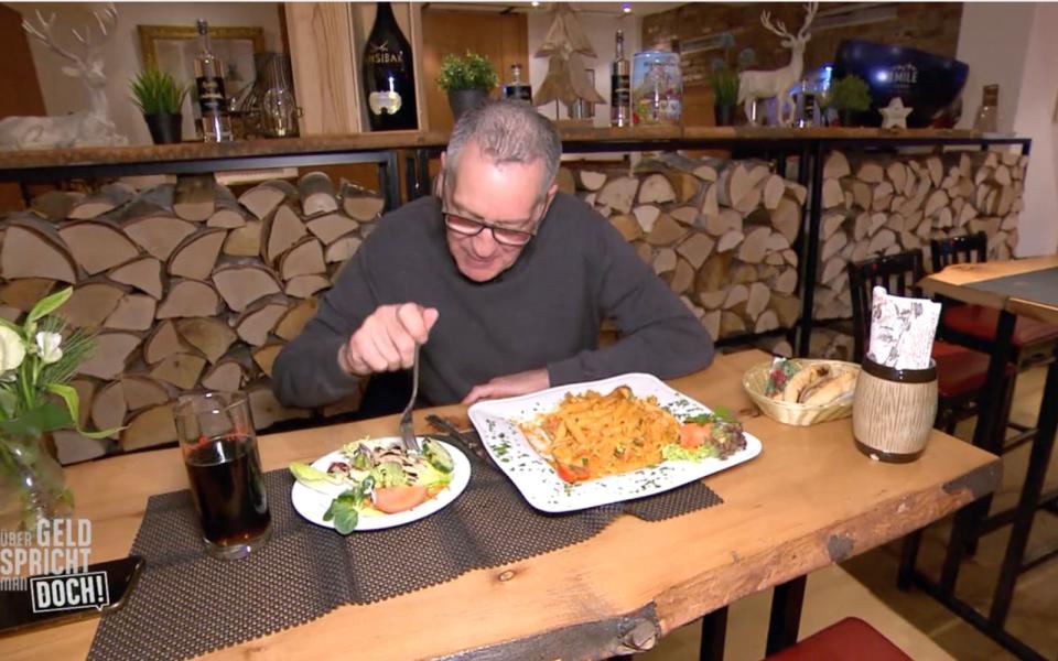 Im rstaurant in seiner Geburtsstadt istEike Immel "Freund des Hauses" und darf täglich kostenlos speisen. (Bild: SAT.1)