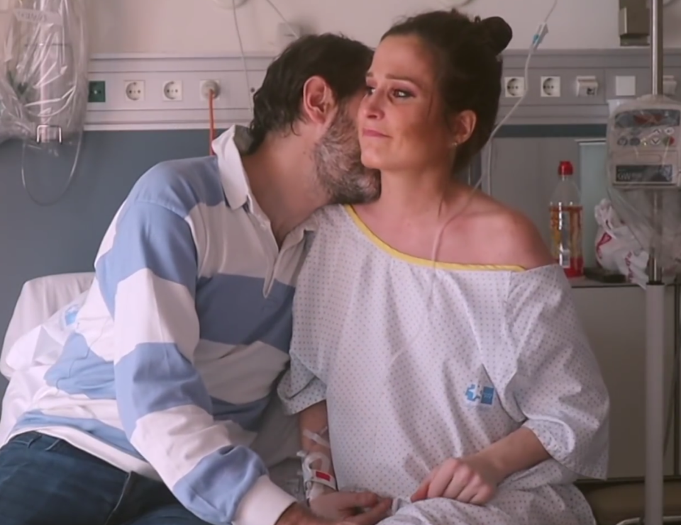 Verdeliss junto a su marido en el hospital (YouTube).