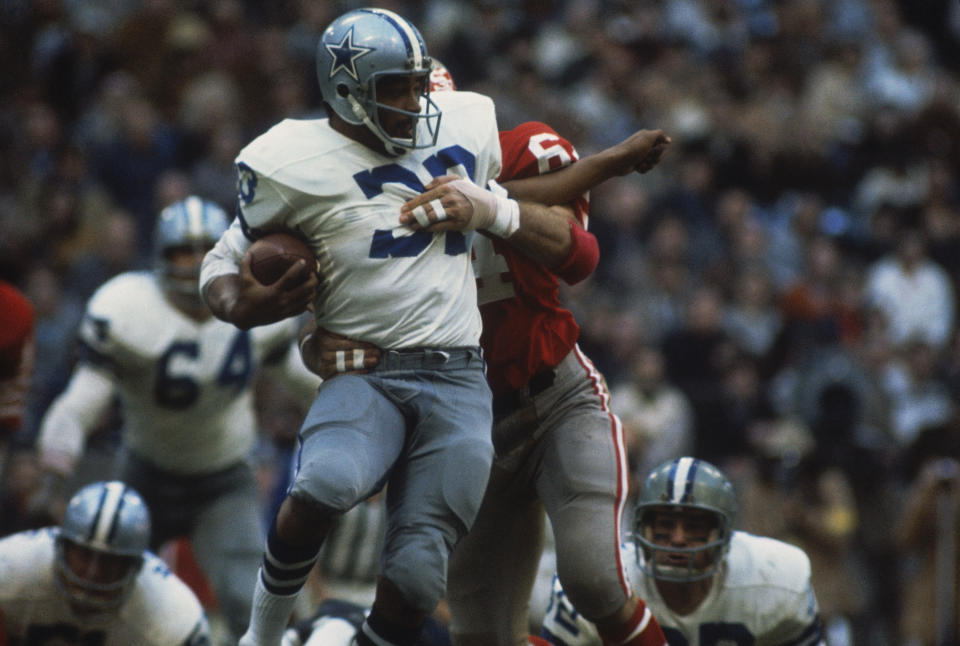 TANPA TANGGAL: Pemain belakang Dallas Cowboys Duane Thomas #33 ditekel setelah mendapat sedikit keuntungan. (Foto oleh Focus on Sport via Getty Images)