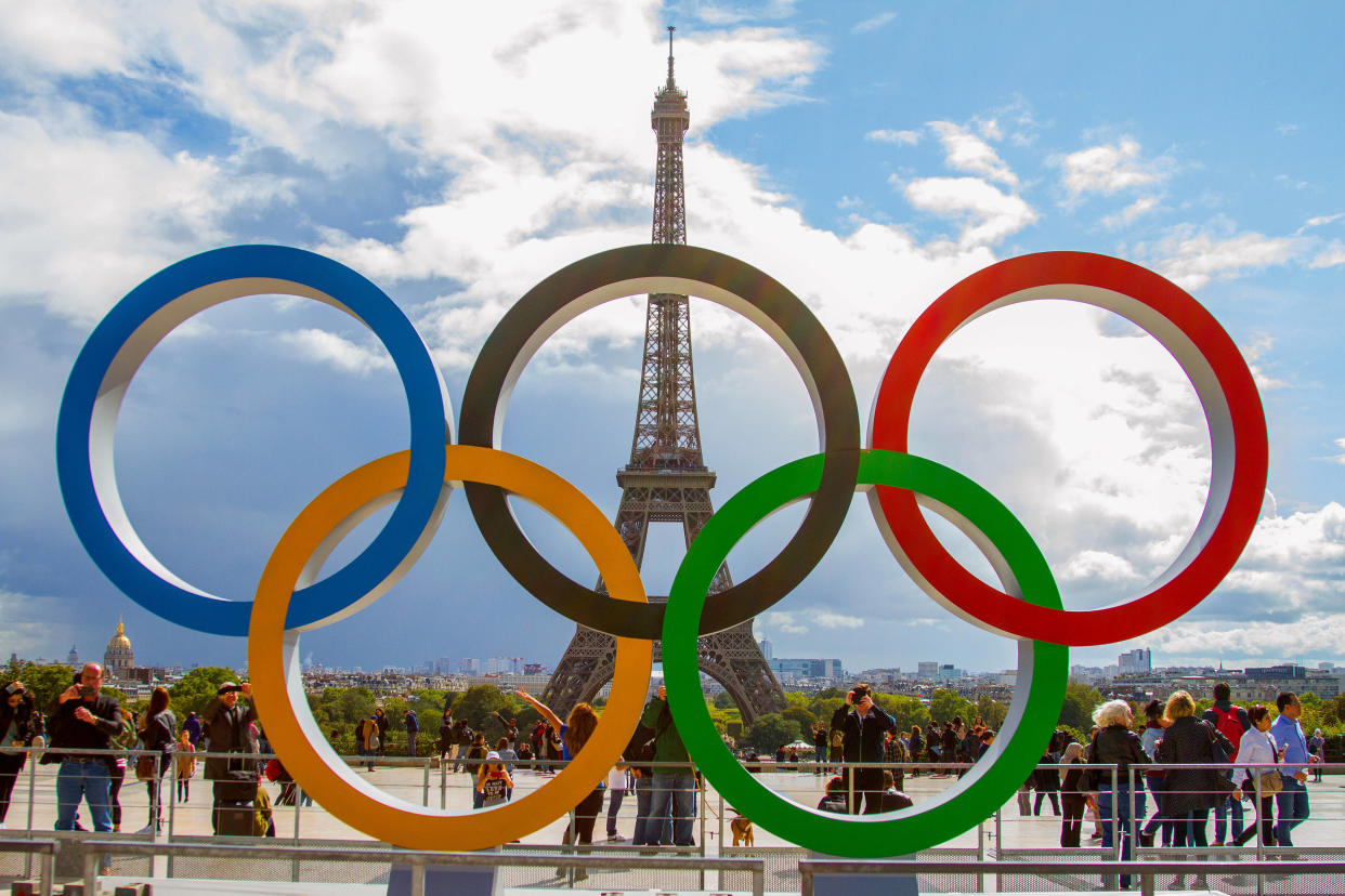 Les anneaux olympiques devant la tour Eiffel à Paris.