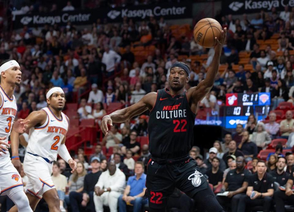 El jugador del Heat Jimmy Butler (der.) trata de anotar ante la marca de Josh Hart (3) y Miles McBride, de los Knicks de New York, en el partido celebrado el 2 de abril de 2024 en Miami.