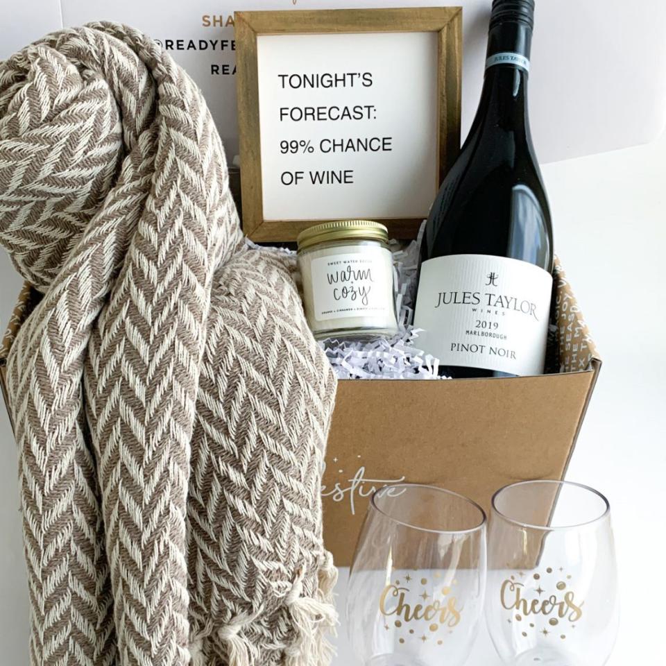 3) Pinot Noir and Wine Décor Gift Set