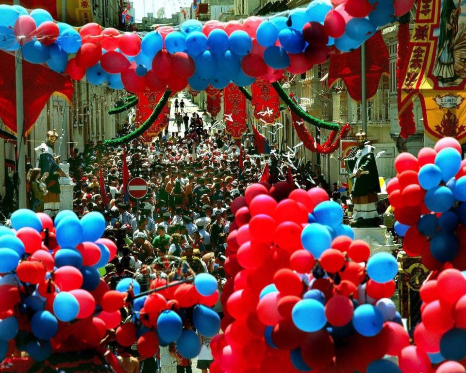 Ciudadanos de la isla de Gozo celebrando la festividad de su patrón.