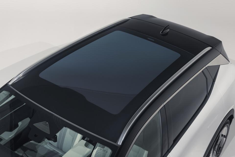 全景天窗提供了分區可變明暗功能，方便車內調整所需的採光效果。