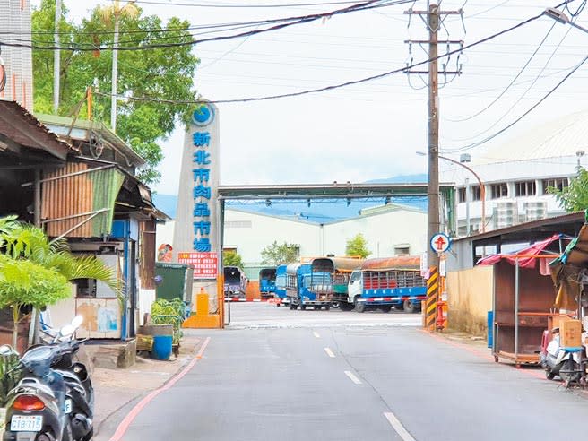 許多載肉車為了貪快，出入新北市肉品市場時都使豬隻血水、糞便四溢，使地方居民抱怨連連。（張睿廷攝）